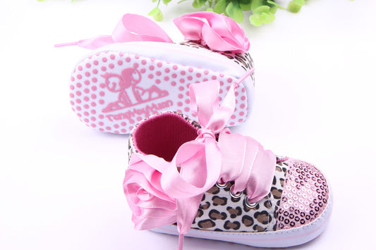 Leopard print shoe head baby shoes.